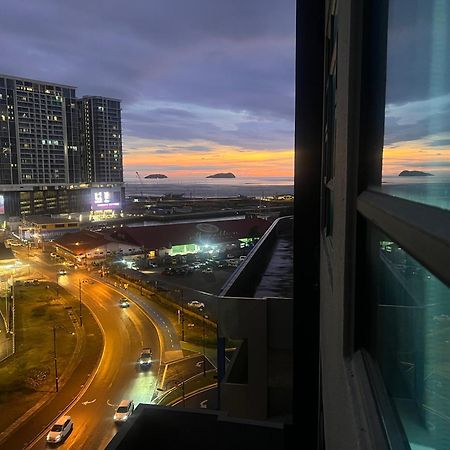 Botiza Suites At Jesselton Quay Kota Kinabalu Quarto foto